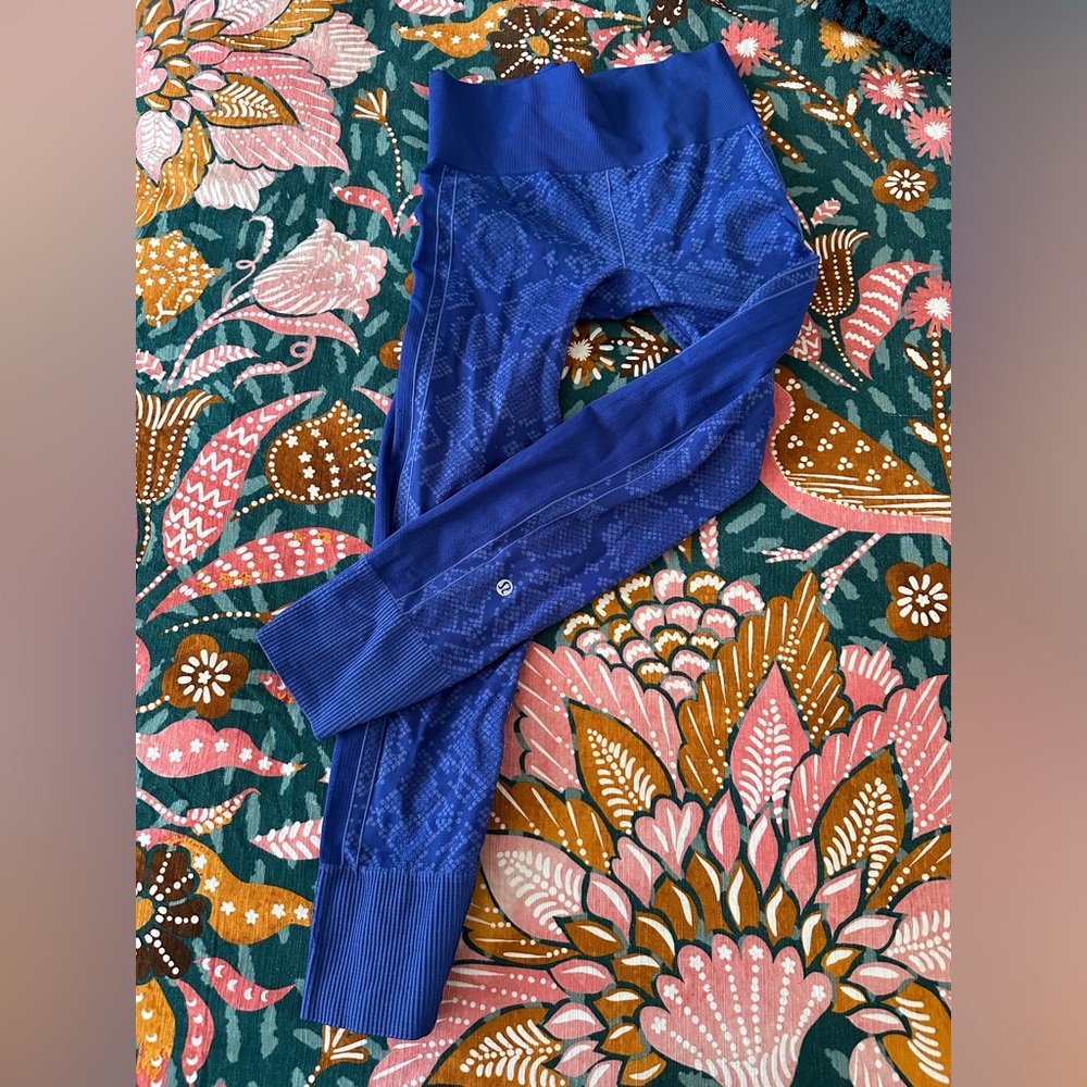 Lululemon Ebb to Street seamless leggings. Like new condition. Snake print 8